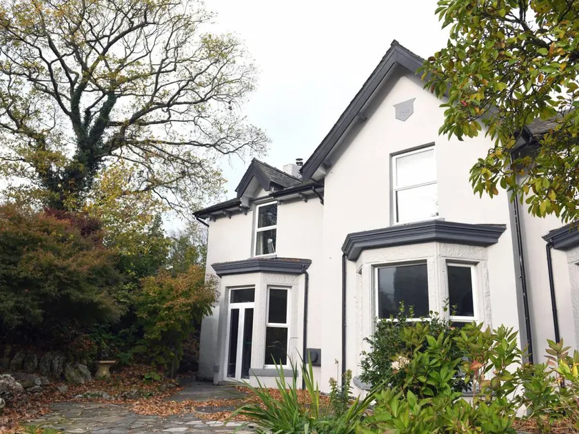 Children-friendly cottage with hot tub, garden & sauna - Image 1