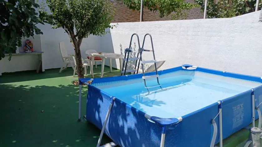 Chambre chez l'habitant adaptée aux familles avec piscine privée, jardin et barbecue | Avec animaux bienvenus - Image 1