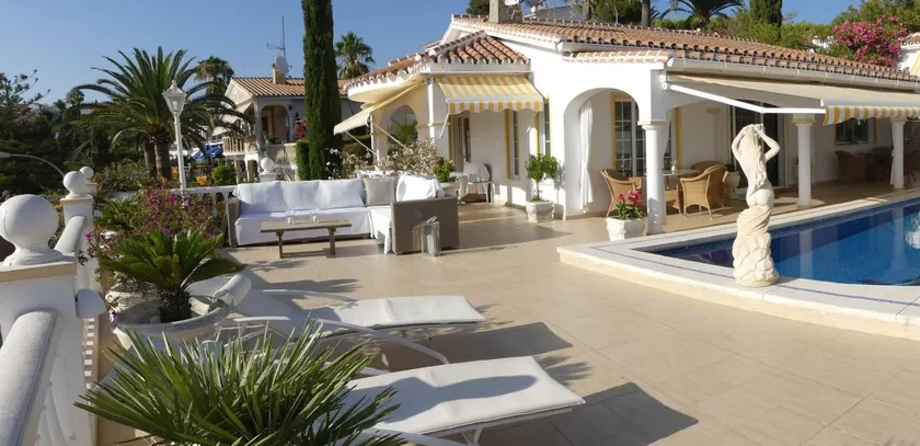 Voll ausgestattetes großzügiges Ferienhaus mit Terrasse, Garten und Pool | Meerblick | Nah am Strand - Image 1