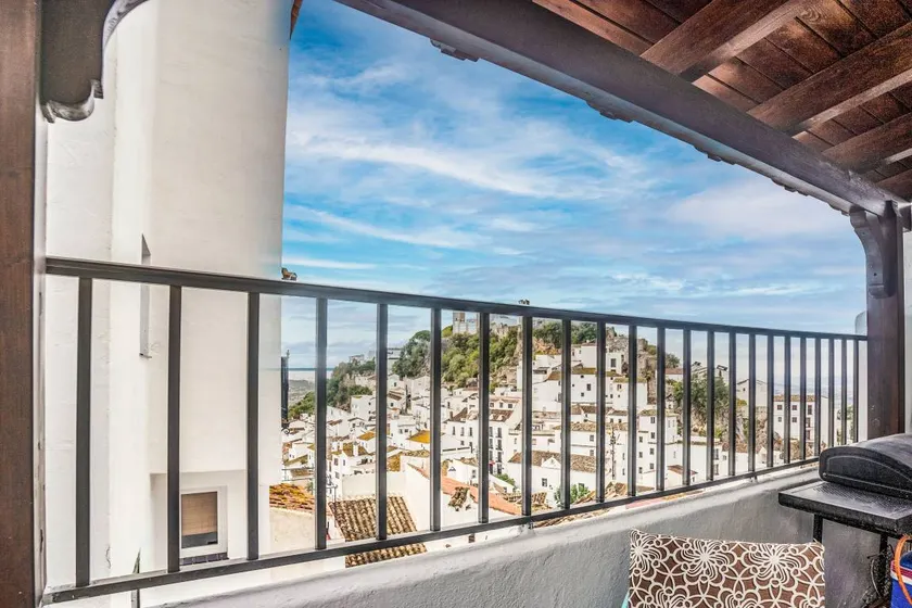 Holiday home with barbeque & terrace | City view - Image 1