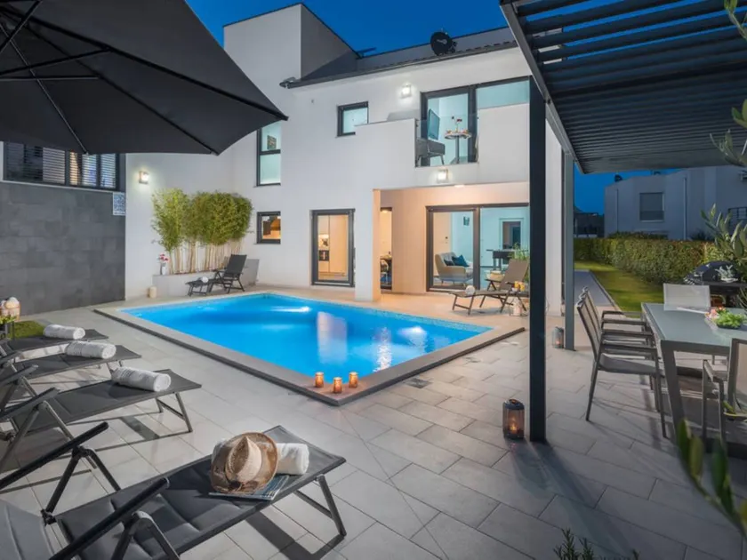 Fully equipped beautiful holiday home with private pool, terrace & barbecue | Sea view | Pets are welcome - Image 1