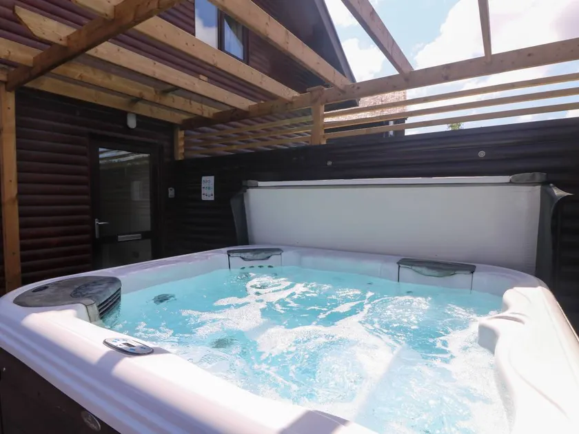 Cottage with sauna, pool & garden | Beach view - Image 1