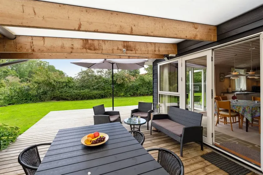 Charming house with terrace & garden - Image 1