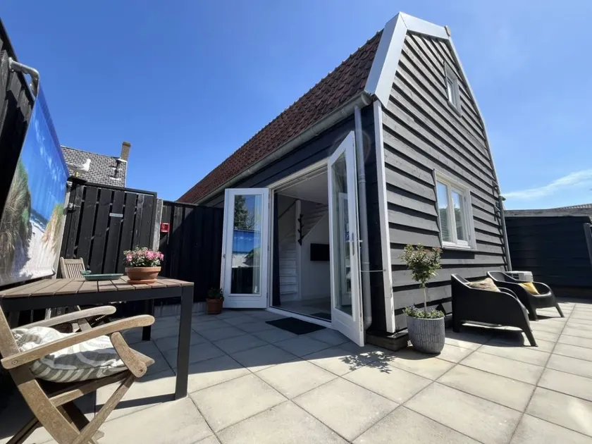 Holiday home with sauna & terrace - Image 1