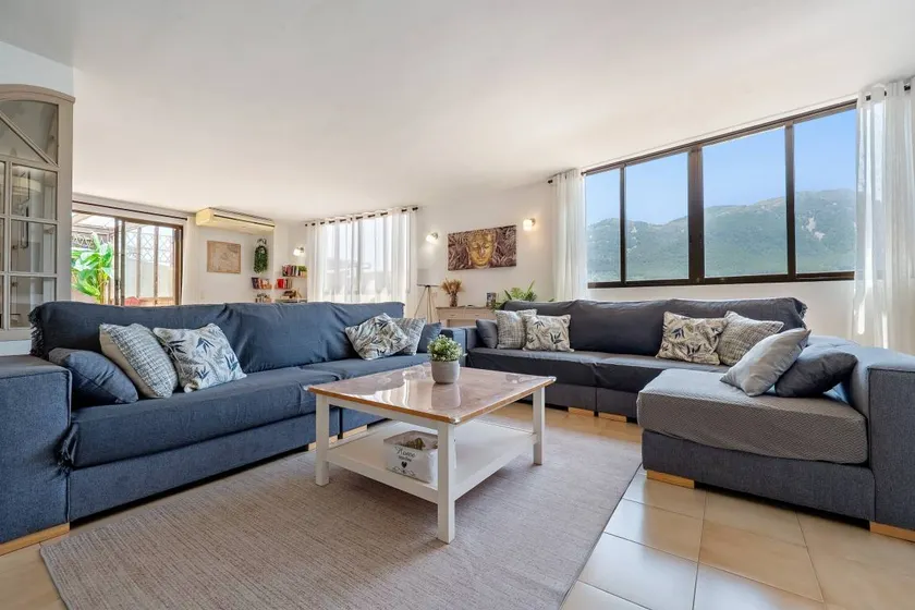 Holiday home with barbecue & terrace | Mountain view | Perfect for remote work - Image 1