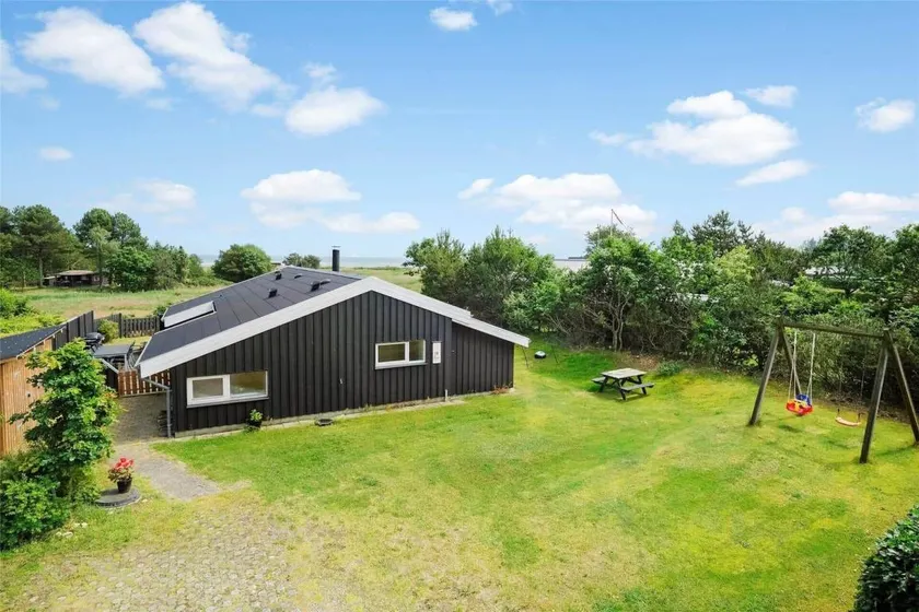 Holiday home with sauna, barbecue & garden | Sea view - Image 1