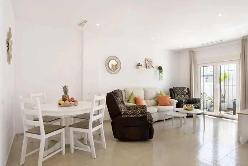 House with terrace & pool | Garden view - Image 1