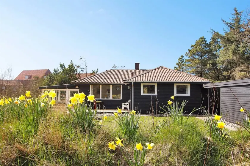 Holiday home with terrace | Next to the beach - Image 1