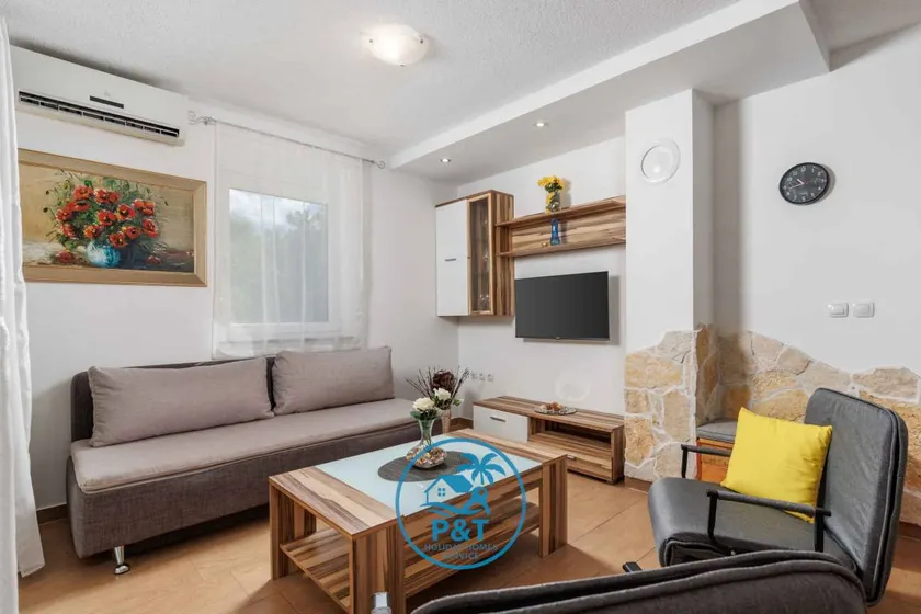 Holiday flat with balcony and views of greenery - Image 1
