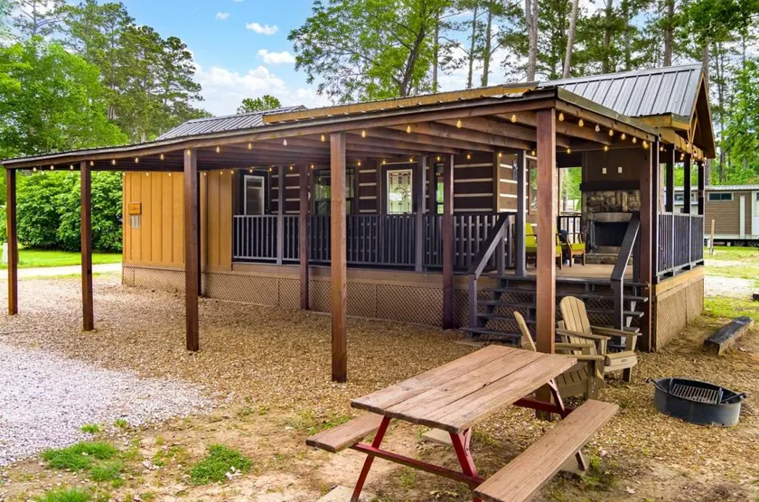 Peaceful Lakefront Tiny Cabin Nestled in the Sabine National Forest for a Romantic Escape in Hemphill, Texas - Image 1