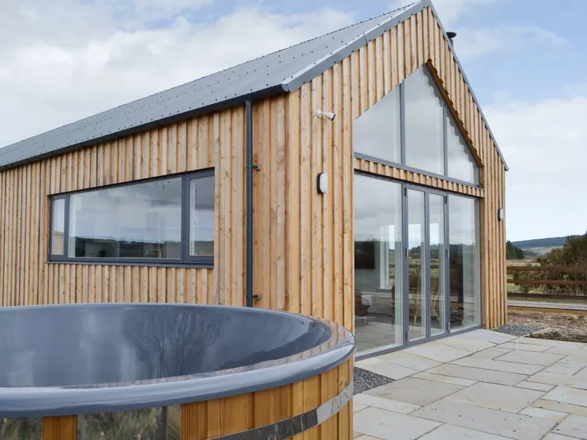 Cottage with jacuzzi & garden | River view - Image 1
