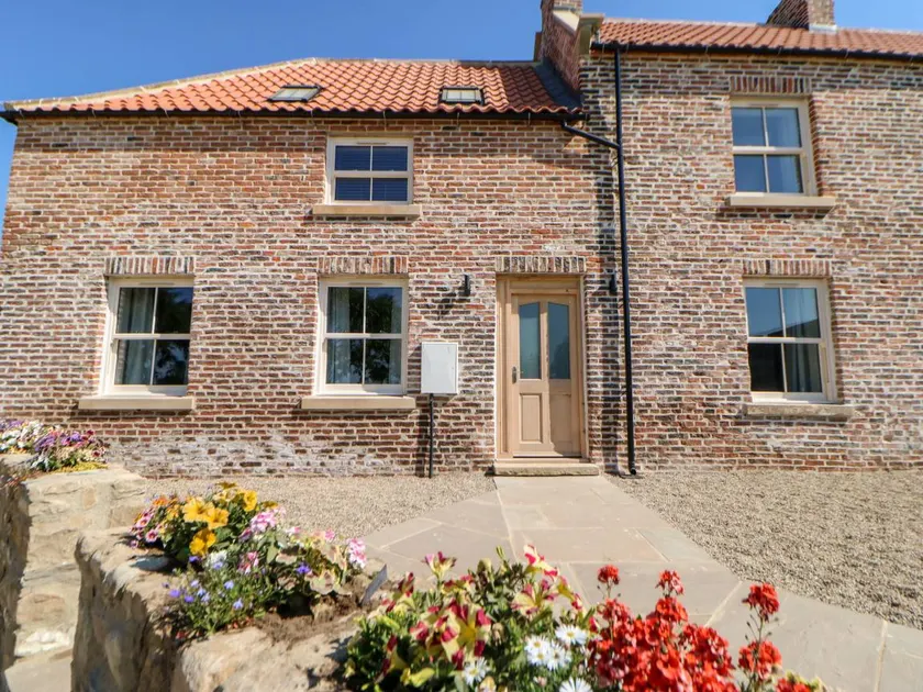 Cottage with garden - Image 1