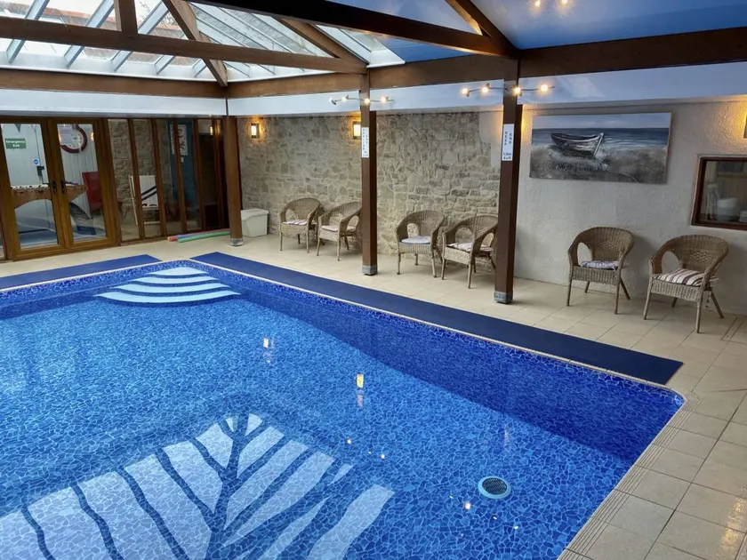 Cottage with private pool, barbecue & garden | River view - Image 1