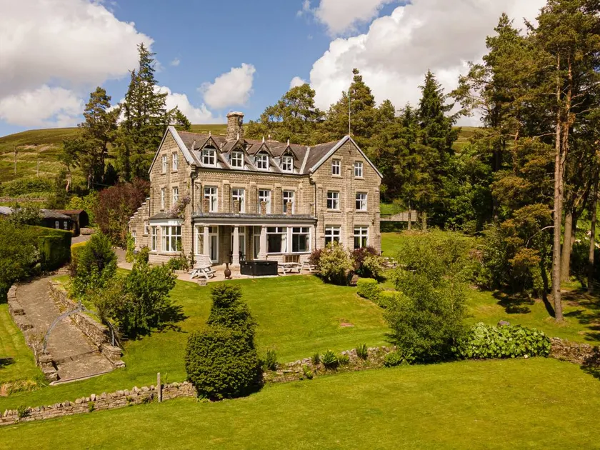 Cottage with garden & hot tub - Image 1