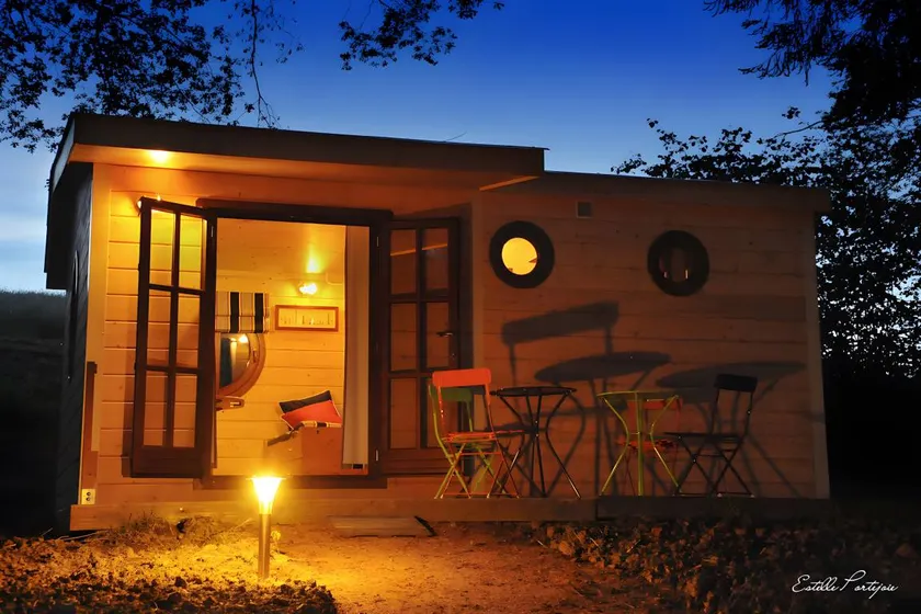 Charmant chalet avec barbecue, terrasse et piscine | Vue jardin - Image 1