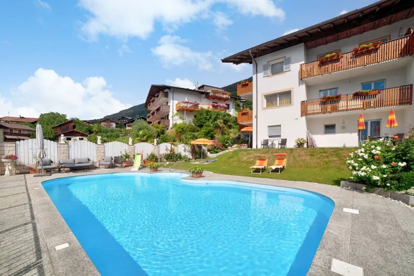 Wohnung mit Garten, Terrasse und Pool | Stadtblick - Image 1