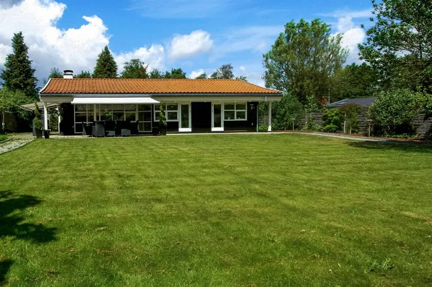 Fully equipped holiday home with terrace & garden - Image 1