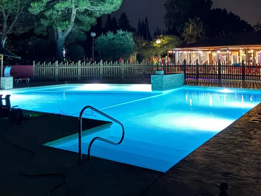 Mobile home with heated pool & terrace | Pets are welcome - Image 1