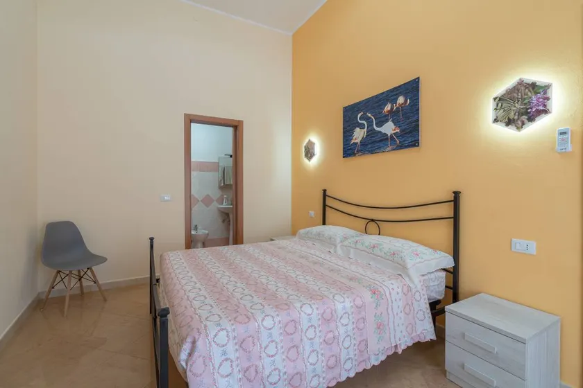 Chambre chez l'habitant avec terrasse et internet haut débit | Vue ville - Image 1