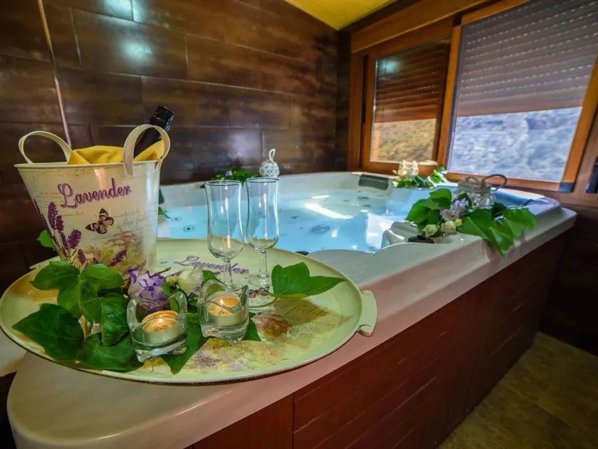 Das Upside Down House mit Whirlpool-Badewanne - Image 1