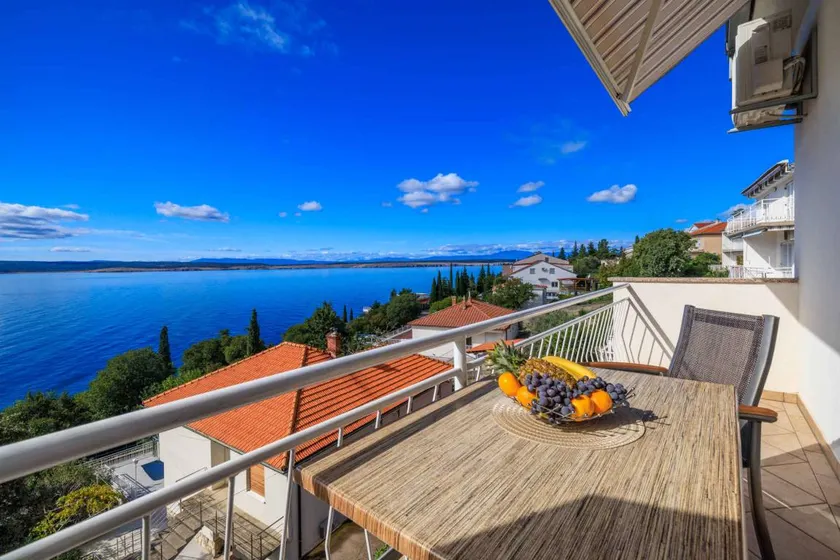 Holiday apartment 100m from the beach with sea views - Image 1