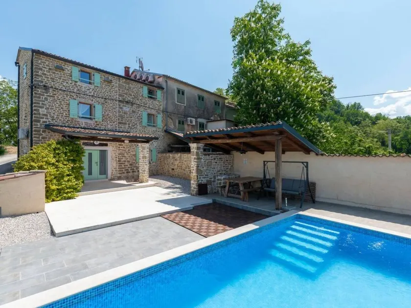 Villa with pool - Image 1