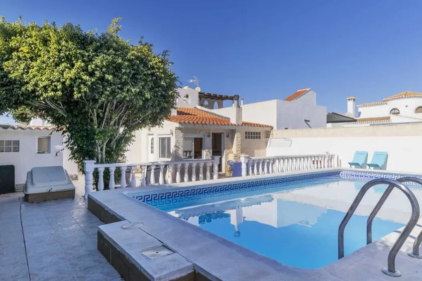 Fully equipped pleasant holiday home with barbecue, garden & private pool | Beach view | Good for workation | Pet-friendly - Image 1