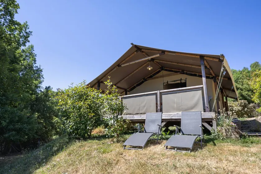 Wooden Chalet in Bessuéjouls – Glamping Lodge with Private Terrace, Garden, and Mountain View - Image 1
