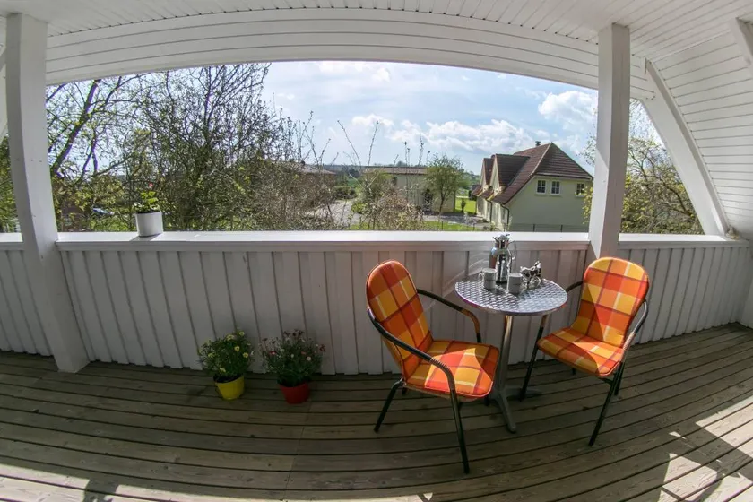 Agréable appartement de vacances convivial et familial avec jardin, terrasse et barbecue | Vue jardin - Image 1