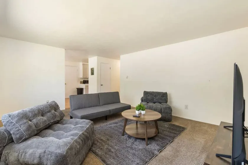 Cozy 2BR Home in Lynnwood w Backyard - Image 1