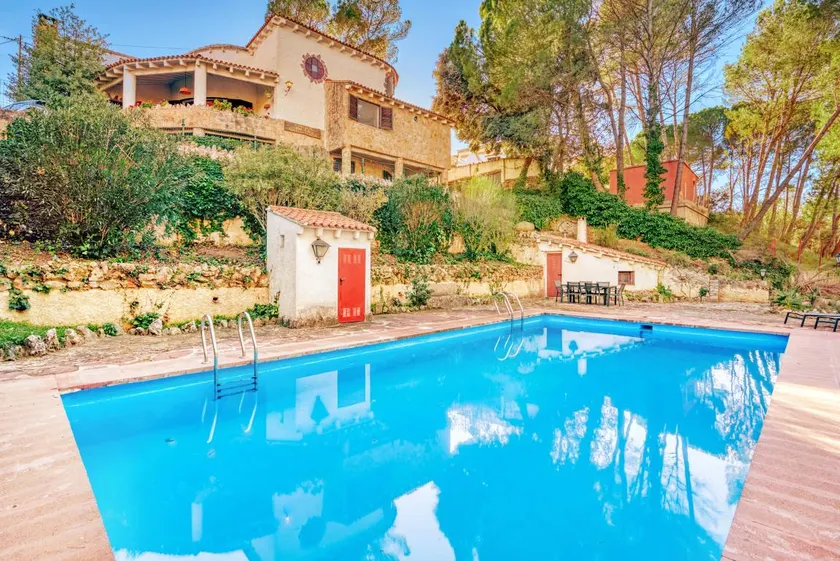 Family-friendly house with BBQ, terrace & private pool | Mountain view | Suitable for remote work | Dogs allowed - Image 1