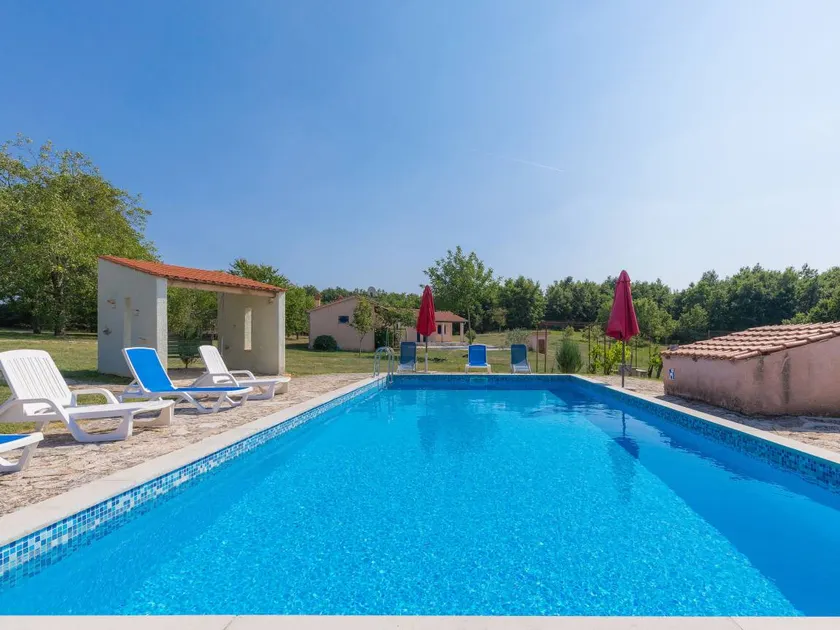 Fully equipped house with garden, terrace & private pool | Pet-friendly - Image 1