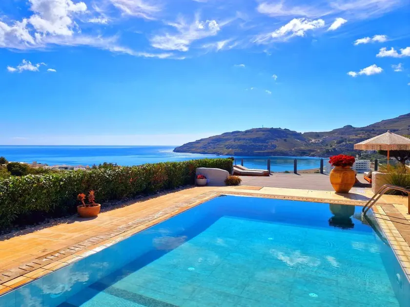 Fully equipped spacious house with barbecue, private pool & garden | Close to the beach - Image 1