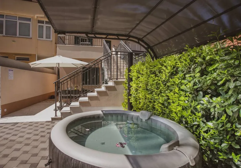 Luxury modern house, just 1 min walk to the beach - Image 1