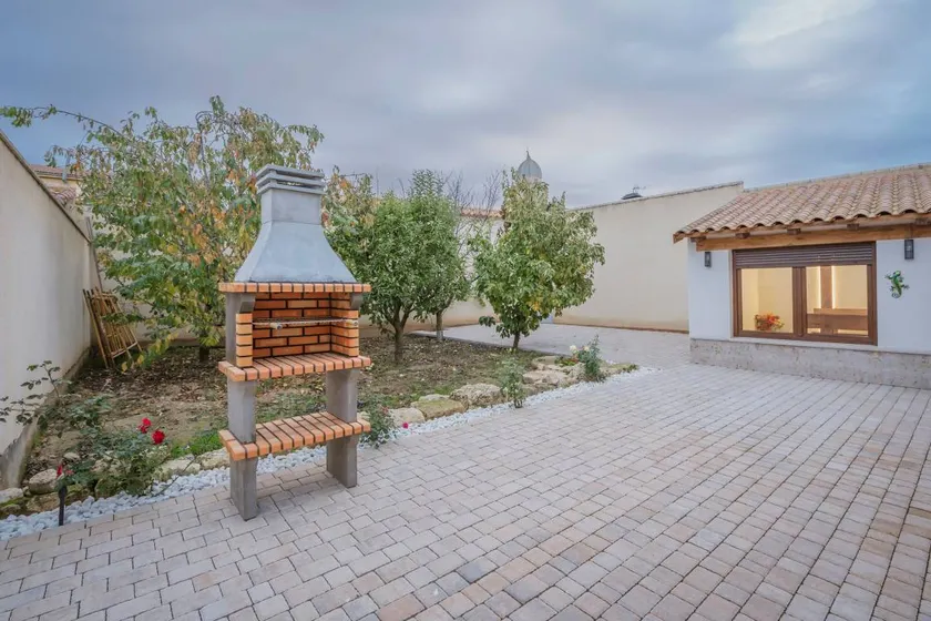 Puente del Rey Country House – Nature and Relaxation in Burgos - Image 1