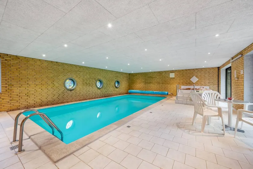 Cottage with sauna & pool - Image 1