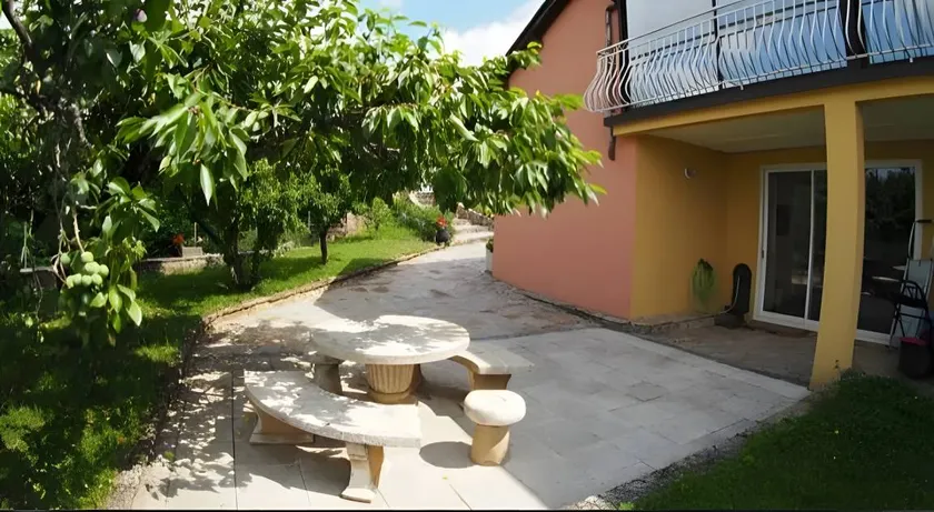 Flat with garden, barbeque & terrace | Garden view - Image 1