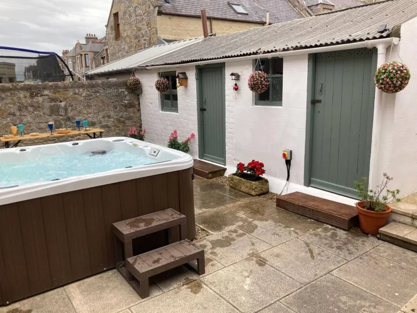 Fully equipped nice cottage with garden, hot tub & sauna | Water view | Dogs allowed - Image 1