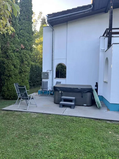 Maison avec jacuzzi, jardin et barbecue - Image 1