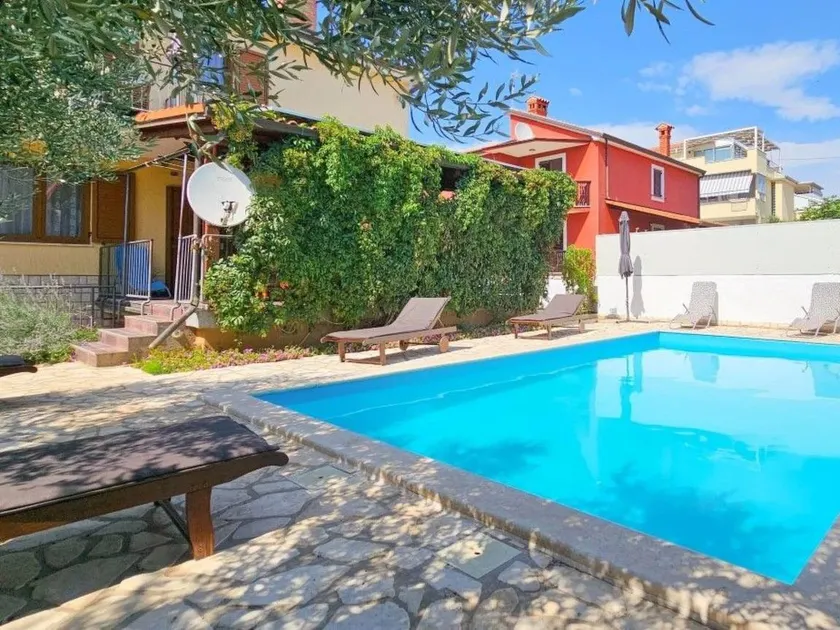 Holiday home with terrace, BBQ & garden - Image 1