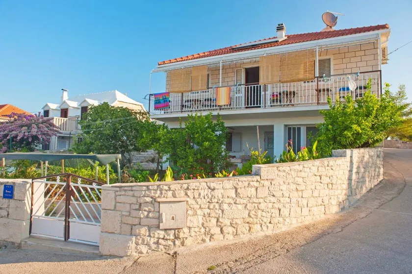 Nice apartment with garden - Image 1