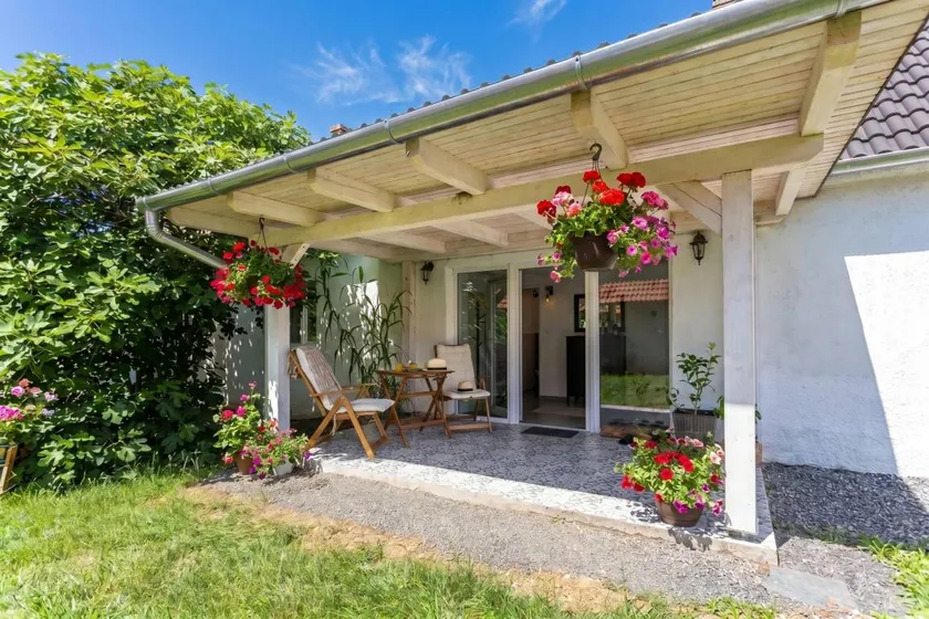 House with garden, terrace & BBQ - Image 1