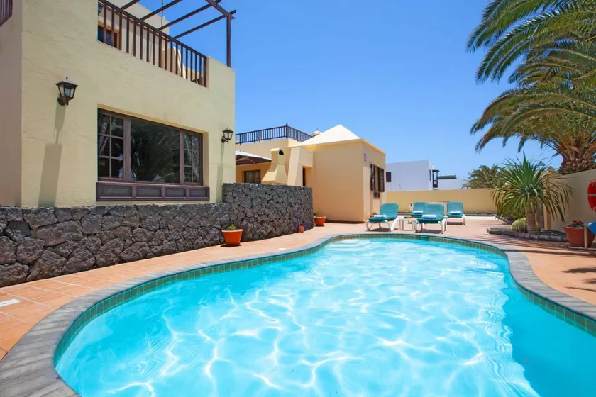 Agréable villa conviviale et familiale avec piscine privée, jardin et terrasse | Vue ville - Image 1