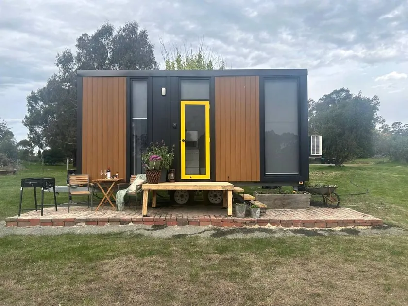 Cozy Off-Grid Tiny Home Firepit Bush Escape Retreat in Kyneton, Australia - Image 1