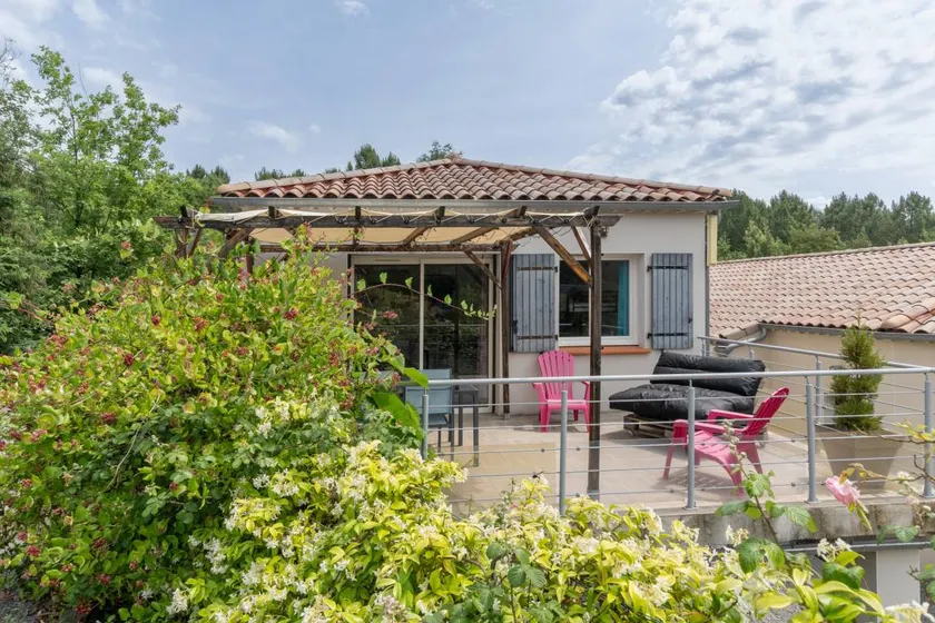Holiday Home 'Le Pequelet' with Shared Pool, Wi-Fi and Air Conditioning - Image 1
