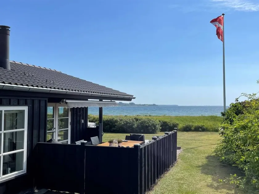 "Withger" - 20m from the sea - Image 1