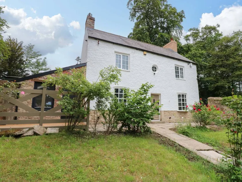 Cottage with garden, jacuzzi & terrace - Image 1