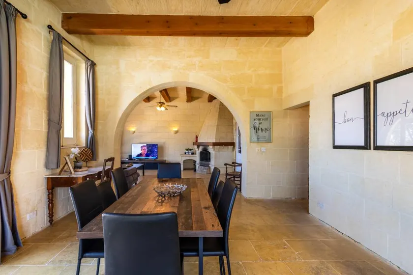 Spacious Villa with Private Pool and Family-Friendly Amenities - Image 1