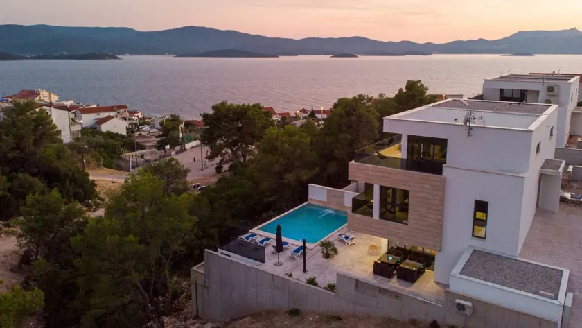 Exquisita villa totalmente equipada con jardín, barbacoa y piscina privada | Admite perro - Image 1