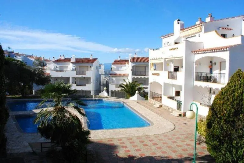 Apartment with garden, barbeque & pool | City view - Image 1
